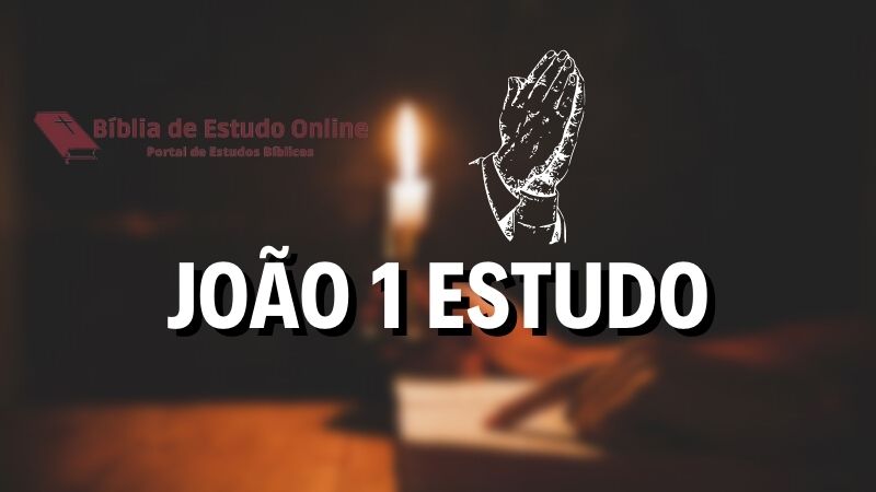 Escrito na imagem: João 1 Estudo e a logo do site. Como imagem de fundo, uma vela acessa e uma pessoa lendo a Bíblia.